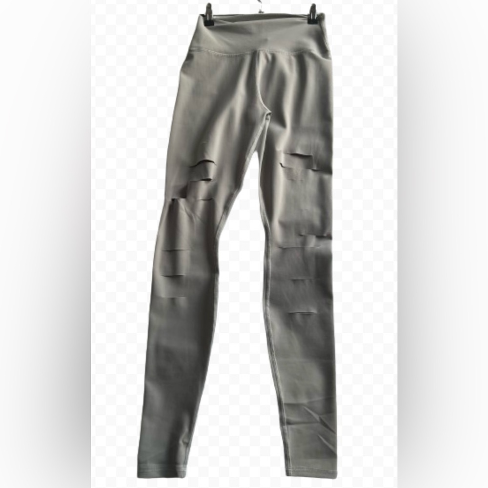 Never worn Alo shredded warrior leggings